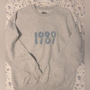 🪩Taylor Swift authentic 1989 sweatshirt with song lyrics on back !🪩